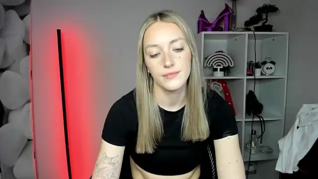 EvelynBlond online show from February 18, 2026, 6:37 pm