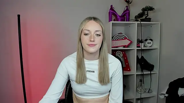 EvelynBlond online show from March 18, 2026, 6:33 pm