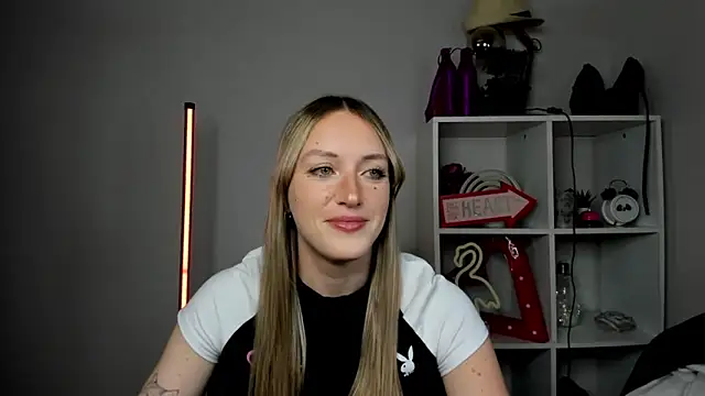 EvelynBlond online show from May 13, 2026, 12:46 pm