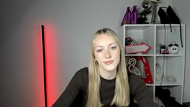 EvelynBlond online show from June 9, 2026, 12:39 pm