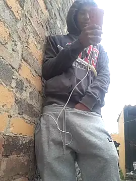 Eezxxx online show from April 13, 2026, 7:47 am