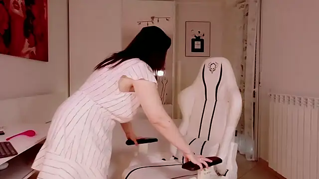 FlirtyFox  online show from February 1, 2026, 12:59 pm