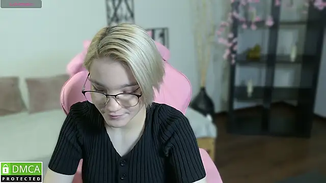 Megan Lora online show from December 1, 2025, 8:19 am