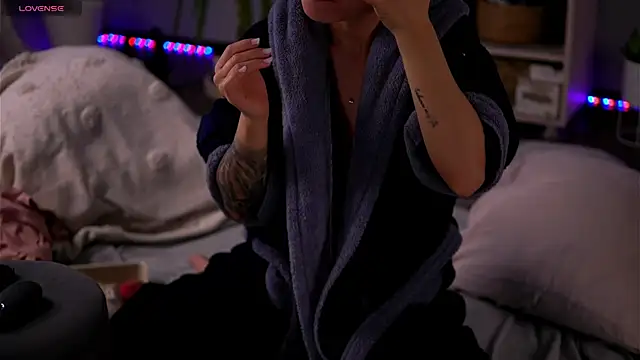 PureEllieX online show from April 12, 2026, 4:17 am