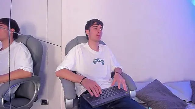 Snapshot of Emir_Ozan_ chatting on November 21, 2025, 11:31 am Emir Ozan online show from November 21, 2025, 11:31 am