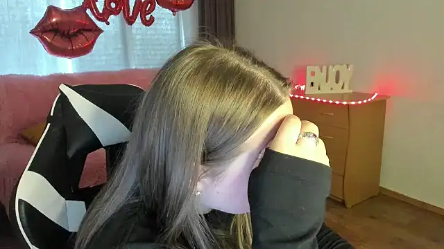 GirlPlayer online show from April 19, 2026, 9:19 am