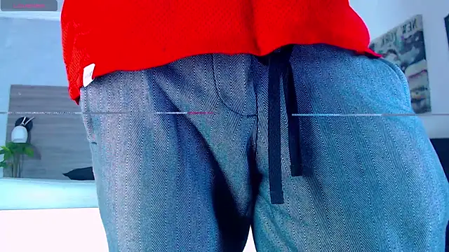 Snapshot of Hot_Latino_x chatting on February 5, 2026, 12:43 pm Hot Latino x online show from February 5, 2026, 12:43 pm