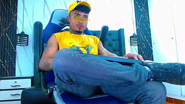 Snapshot of Hot_Latino_x chatting on February 19, 2026, 12:45 pm Hot Latino x online show from February 19, 2026, 12:45 pm