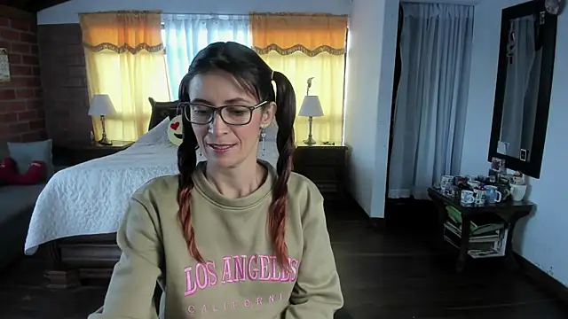 Snapshot of Charlotte-Willson chatting on May 9, 2026, 10:26 pm Charlotte-Willson online show from May 9, 2026, 10:26 pm