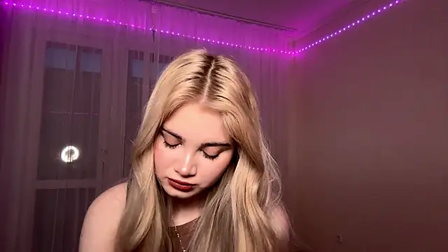 KarissaBoisse online show from November 21, 2025, 12:04 pm