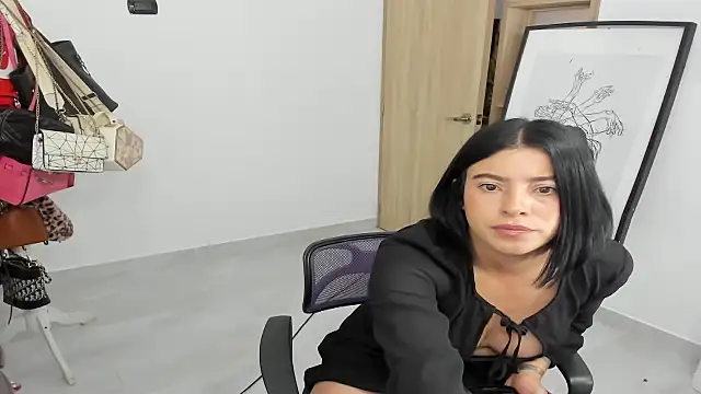 Snapshot of BlueMC01 chatting on December 18, 2025, 4:57 pm BlueMC01 online show from December 18, 2025, 4:57 pm