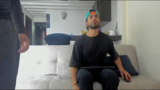 heteros curious online show from November 24, 2025, 9:58 pm