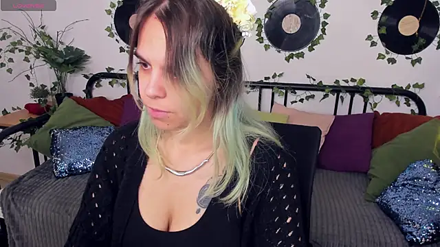 LiraBelle online show from November 24, 2025, 3:28 am