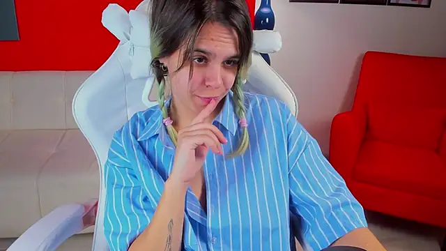 LiraBelle online show from December 3, 2025, 5:26 am