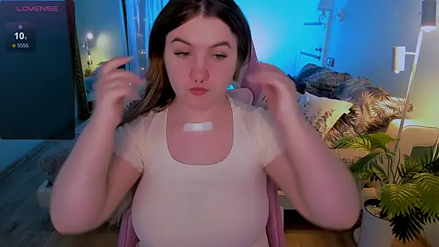 lovelyy julia online show from April 21, 2026, 8:20 am