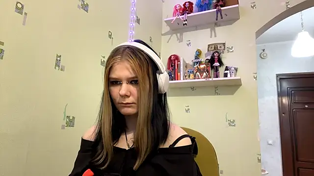 TraceeSchutt online show from December 21, 2025, 1:18 pm