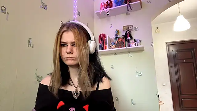 TraceeSchutt online show from December 22, 2025, 1:08 pm