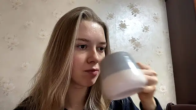 Snapshot of MichikoWienandt chatting on November 28, 2025, 5:32 am MichikoWienandt online show from November 28, 2025, 5:32 am