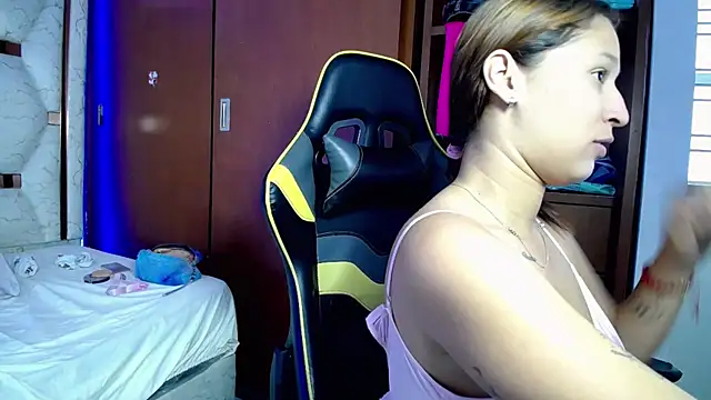 Couple wildd  online show from December 21, 2025, 8:27 pm