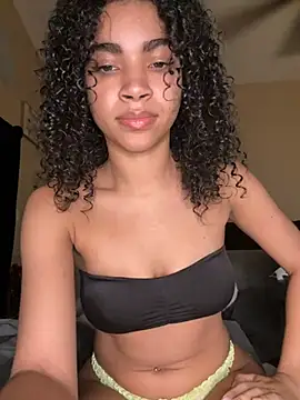 Snapshot of Kiki_hammyy chatting on June 5, 2026, 1:23 am Kiki hammyy online show from June 5, 2026, 1:23 am