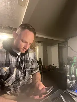 famous1tad online show from April 12, 2026, 10:20 am