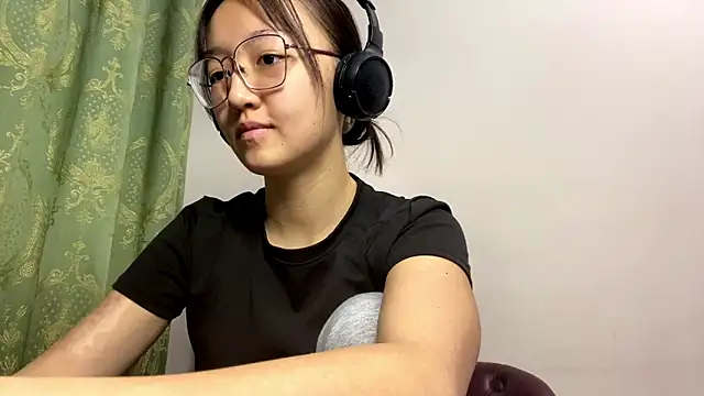 LinaClous online show from December 14, 2025, 1:27 pm