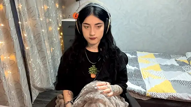 Meowluly online show from December 3, 2025, 9:24 pm