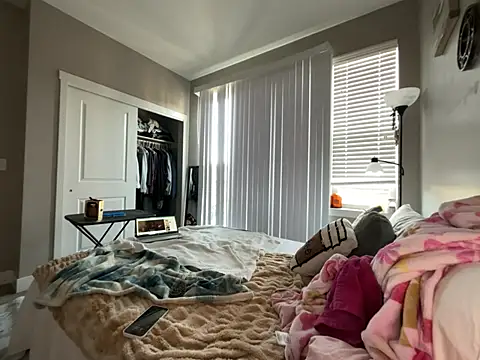 renesmaelily222 online show from February 27, 2026, 11:27 pm