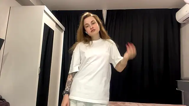 PrettyGhost online show from December 1, 2025, 2:11 pm