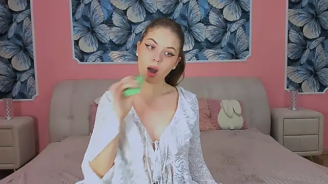 TINA LIOREN online show from December 17, 2025, 5:57 am