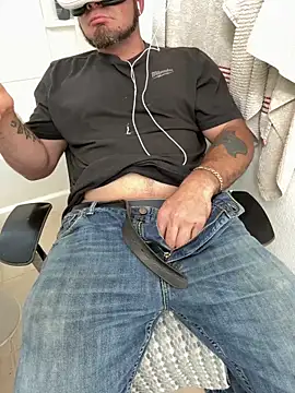 2addictivelyhorny online show from April 4, 2026, 6:05 pm