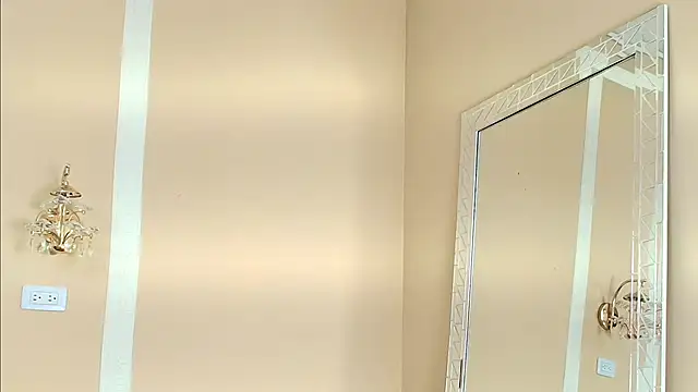 HallieStone online show from December 16, 2025, 2:22 pm