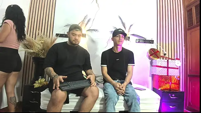 Snapshot of Karen_Mio chatting on December 1, 2025, 1:05 pm Karen Mio online show from December 1, 2025, 1:05 pm