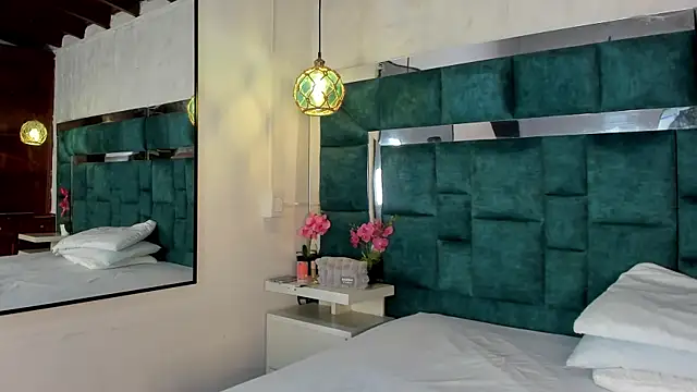  bonnyandclyde online show from April 10, 2026, 1:49 pm