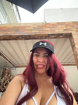 IsaSantoDomingo online show from December 3, 2025, 2:37 pm