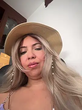 IsaSantoDomingo online show from December 15, 2025, 3:27 pm