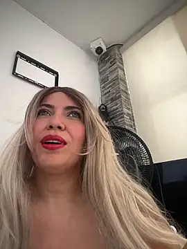 IsaSantoDomingo online show from December 16, 2025, 3:28 pm