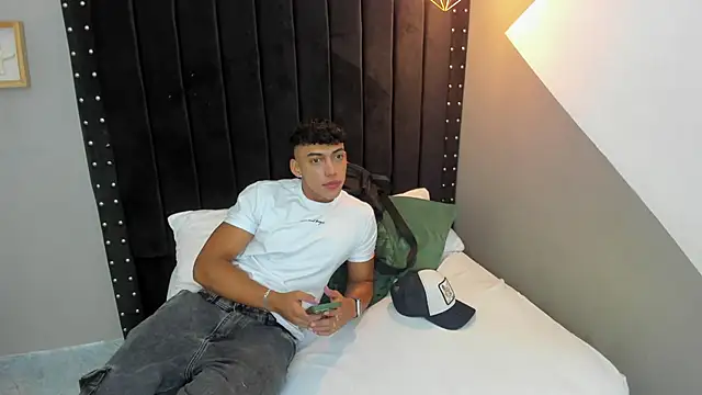 Bryan robayo5 online show from November 30, 2025, 12:09 pm