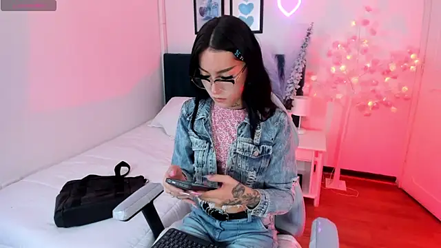 megan rosse11 online show from November 30, 2025, 5:22 am