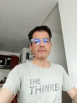 Snapshot of Fuegosutil chatting on November 30, 2025, 7:40 pm Fuegosutil online show from November 30, 2025, 7:40 pm