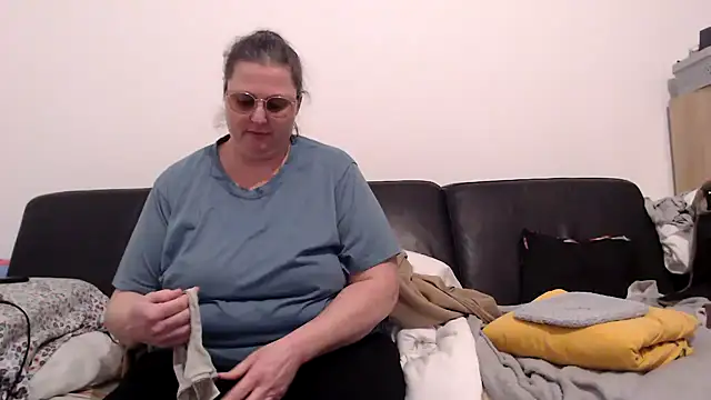 Snapshot of bea_french_curvy chatting on February 10, 2026, 9:19 pm bea french curvy online show from February 10, 2026, 9:19 pm