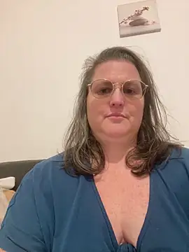 Snapshot of bea_french_curvy chatting on February 25, 2026, 8:40 pm bea french curvy online show from February 25, 2026, 8:40 pm