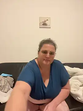 Snapshot of bea_french_curvy chatting on March 2, 2026, 8:48 pm bea french curvy online show from March 2, 2026, 8:48 pm