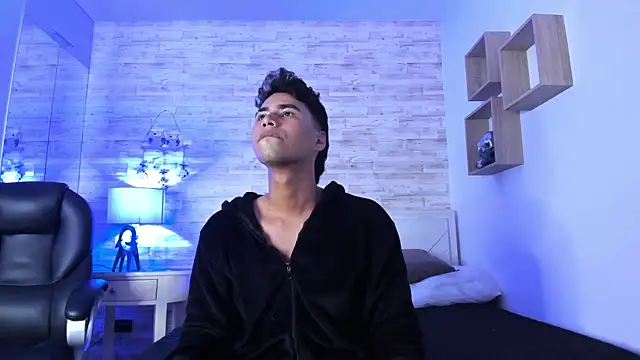 Simon Pernia online show from November 30, 2025, 6:34 pm