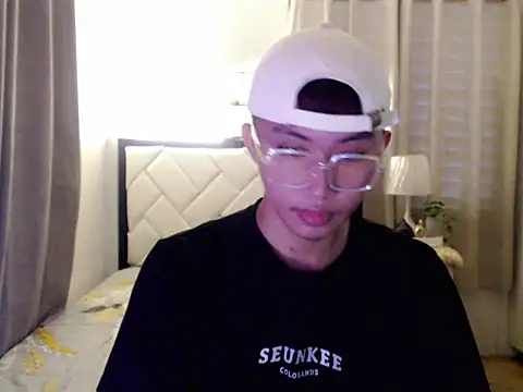 asiantwink0000 online show from February 8, 2026, 9:23 am