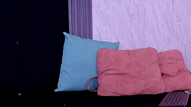 scarlett jhon online show from December 17, 2025, 2:23 pm