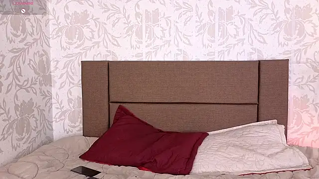 Paolagh  online show from April 18, 2026, 3:32 am