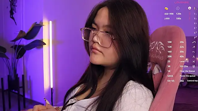 VeneraMai online show from December 2, 2025, 5:19 pm