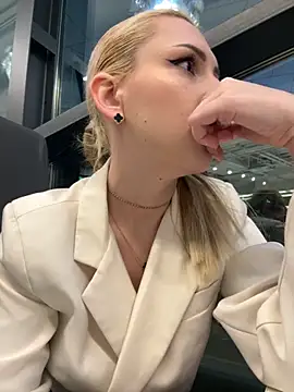 Snapshot of SenyaVibes chatting on December 1, 2025, 2:44 pm SenyaVibes online show from December 1, 2025, 2:44 pm