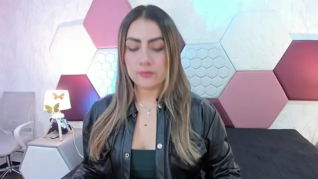 AriaRous online show from June 6, 2026, 1:49 pm